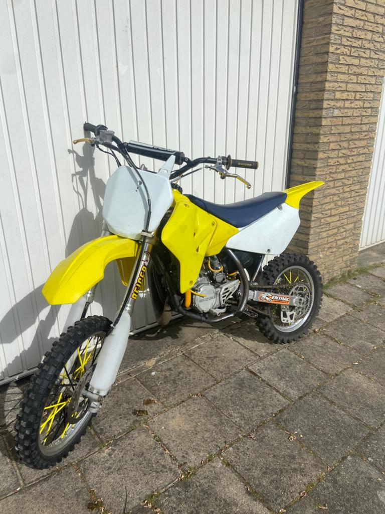 Rm85 crossmotor (nieuwe cilinder 2,5u oud), Fietsen en Brommers, Ophalen of Verzenden, Zo goed als nieuw, Overige merken