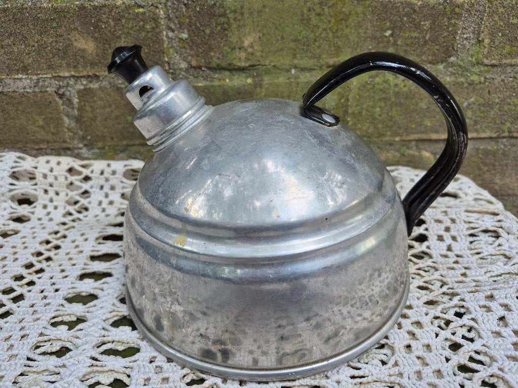 Vintage aluminium fluitketel met zwarte handgreep, Theepot/fluitketel, Gebruikt, Zilver, Ophalen of Verzenden