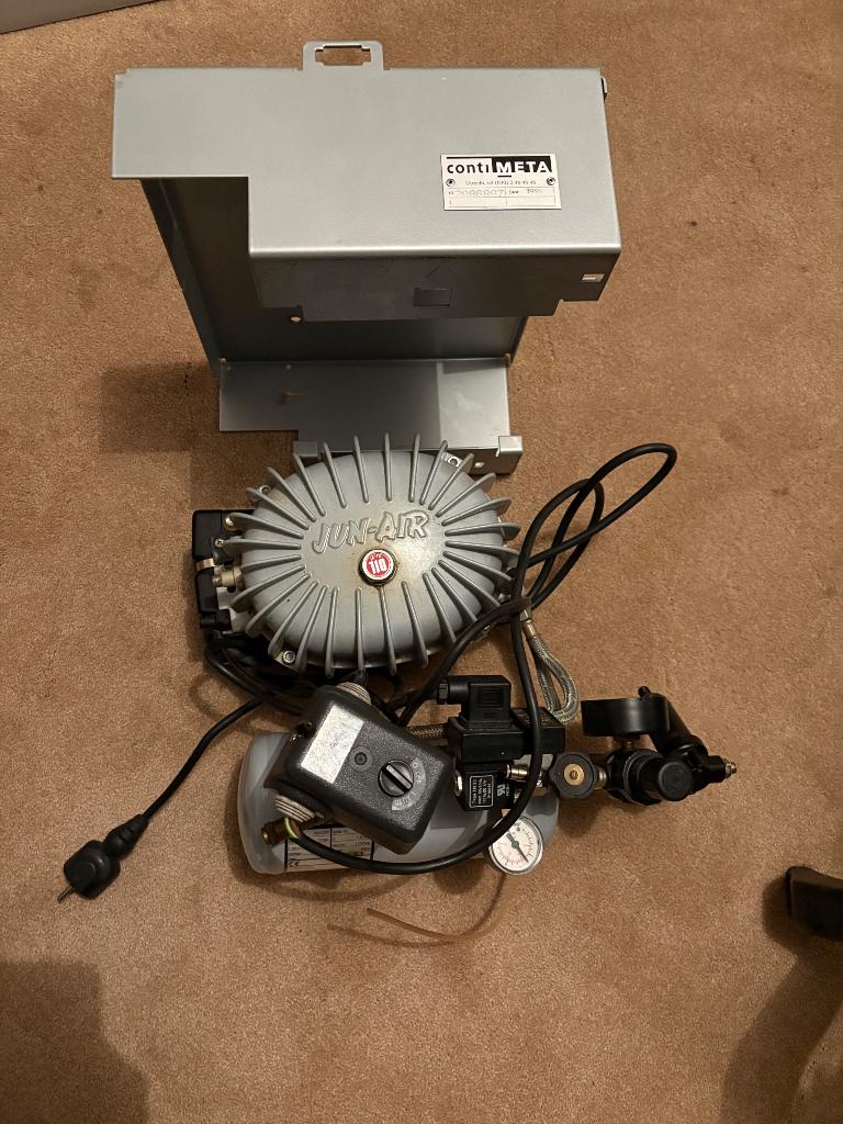 Jun air compressor, Doe-het-zelf en Verbouw, Compressors, Ophalen, Gebruikt, Minder dan 200 liter/min, Geluidgedempt