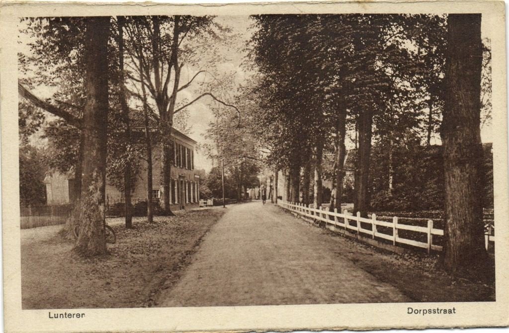 Lunteren - Dorpsstraat - fiets - ongelopen, Verzamelen, Ansichtkaarten | Nederland, Ongelopen, Gelderland, 1920 tot 1940, Verzenden