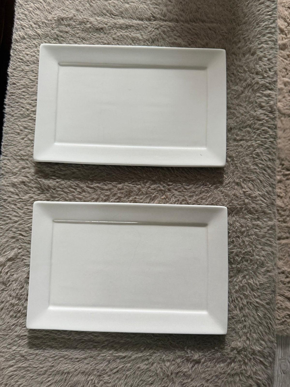Set van 2 elegante langwerpige witte borden, Huis en Inrichting, Keuken | Servies, Ophalen of Verzenden, Gebruikt, Modern, Bord(en)