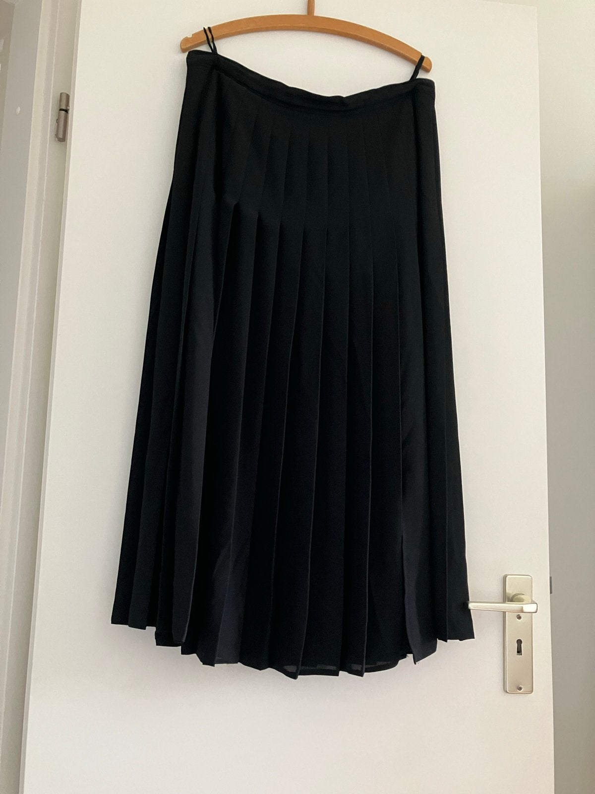 Mooie kwaliteit zwarte plooirok - Maat 44, Kleding | Dames, Rokken, Ophalen, Zwart, Maat 42/44 (L), Zo goed als nieuw