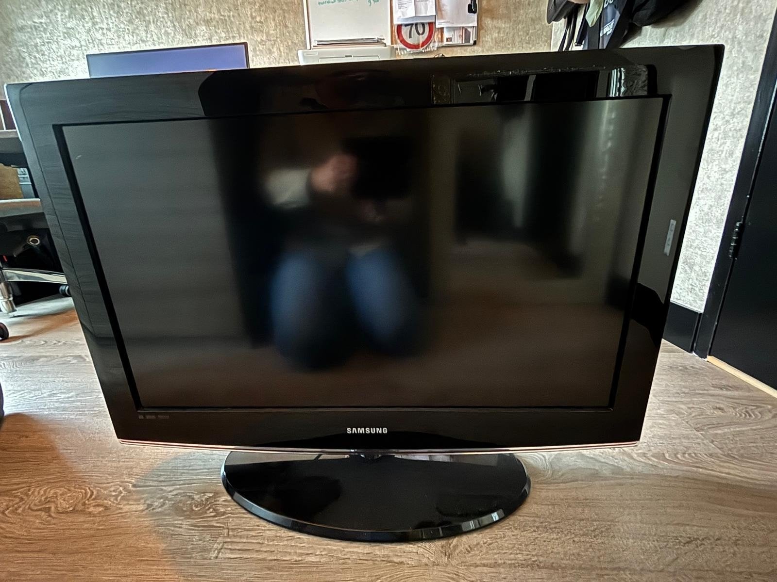 Samsung TV 80 cm breed, 60 cm hoog met afstandsbediening, Ophalen of Verzenden