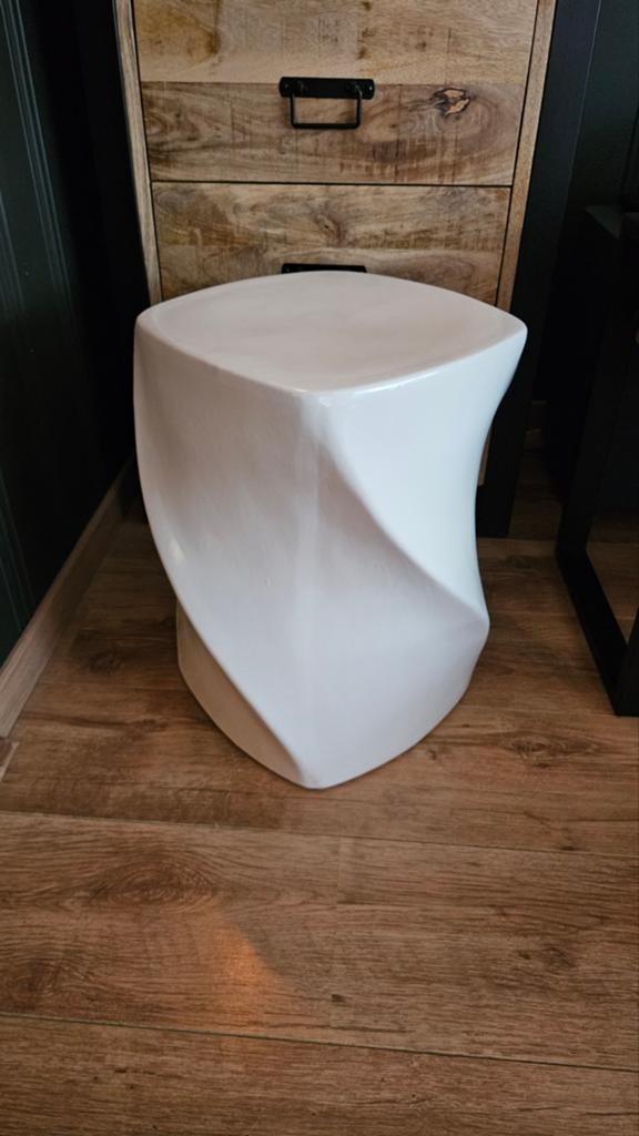 Vigo Pure witte bijzettafel van Rivièra Maison, Huis en Inrichting, Tafels | Bijzettafels, Overige materialen, Minder dan 55 cm