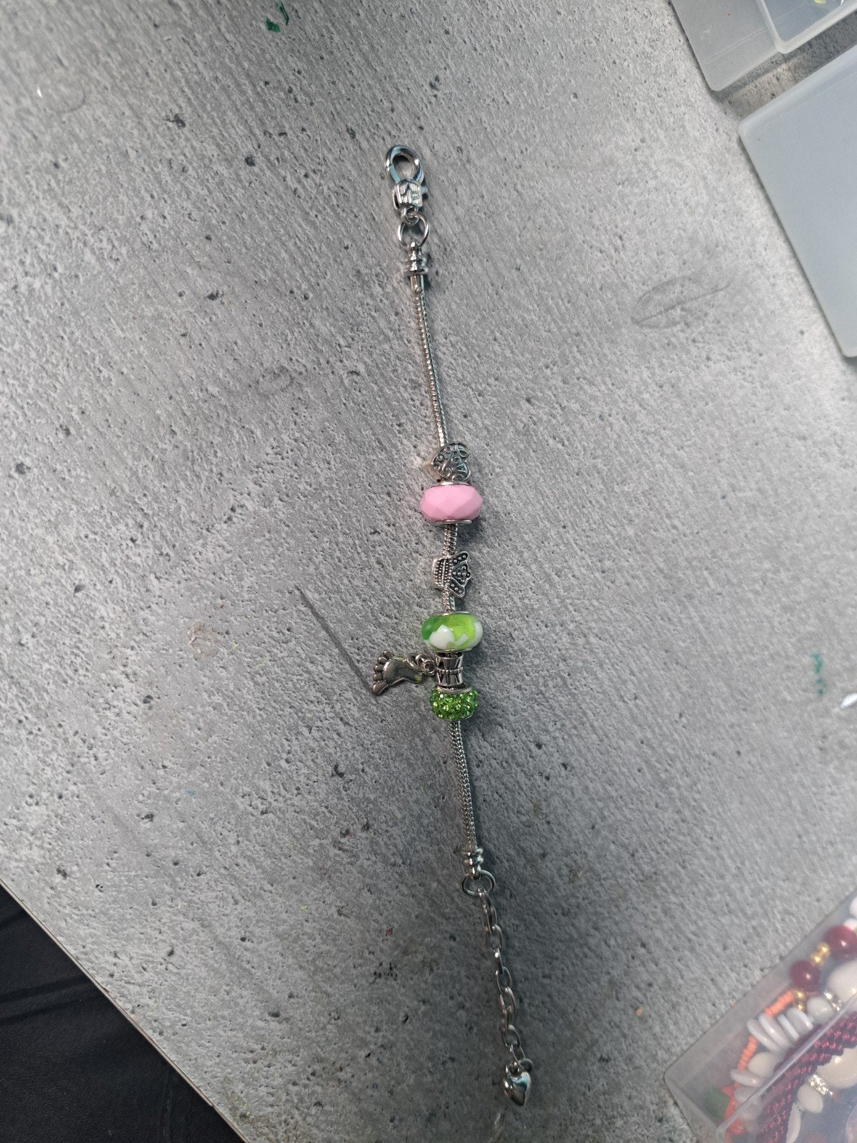Zilverkleurige bedelarmband met roze en groene kralen, Overige materialen, Overige kleuren, Met bedels of kralen, Ophalen of Verzenden