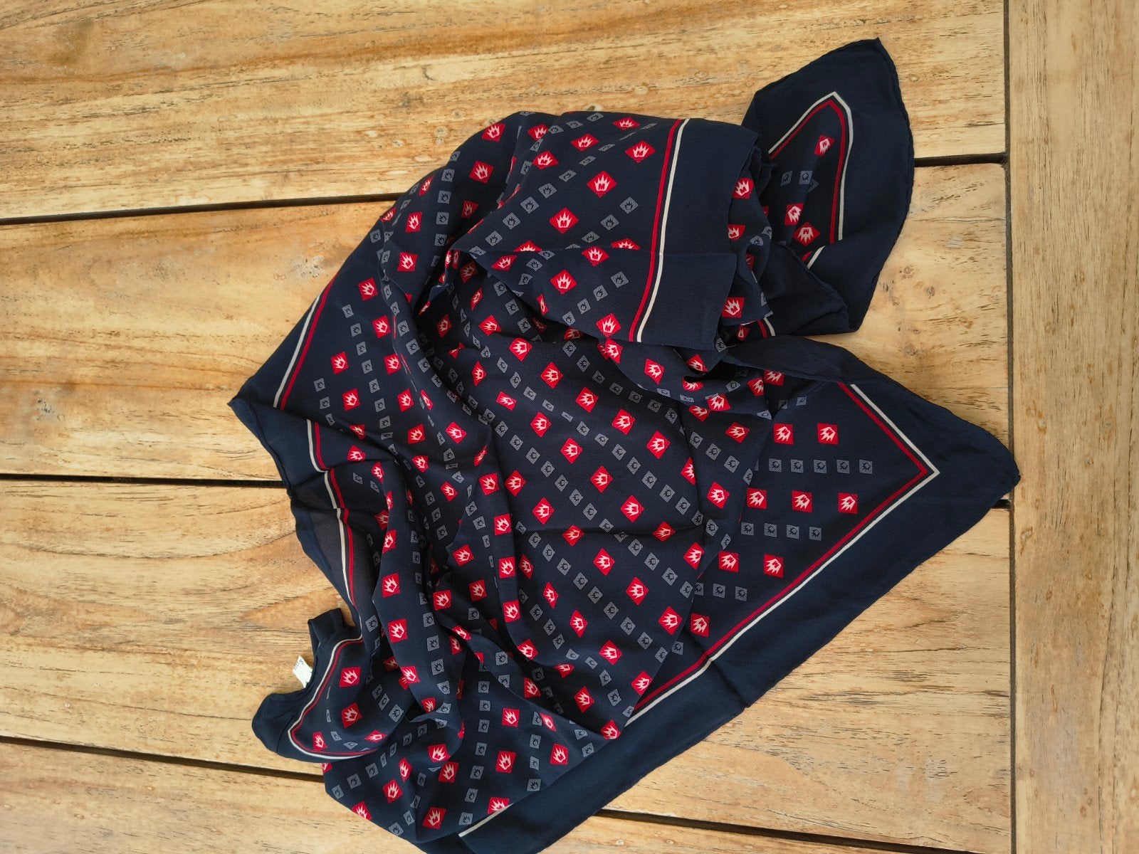 Zijden sjaal 84x84 cm met geometrisch patroon, Kleding | Dames, Onbekend, Ophalen of Verzenden, Zo goed als nieuw