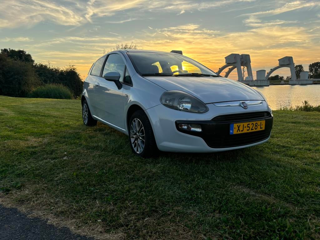 Fiat Punto 1.4 3DR 2012 Wit, Auto's, Voorwielaandrijving, 40 €/maand, 4 cilinders, 400 kg