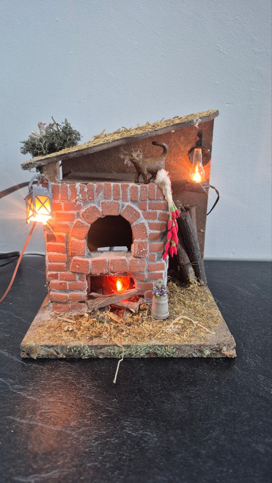 Miniatuur huisje met oven en verlichting, kerstdorp, Lemax-o, Ophalen of Verzenden, Nieuw