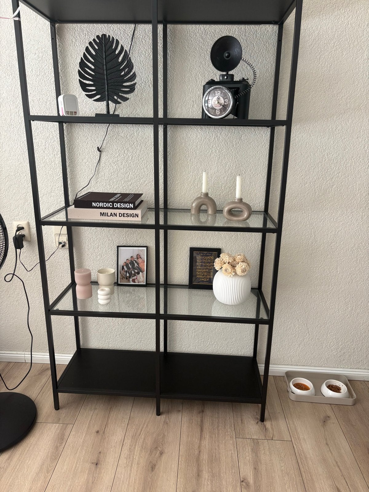IKEA VITTSJÖ vitrinekast met 3 glasplaten en sfeerverlichtin, Huis en Inrichting, Ophalen, Met plank(en), Gebruikt, 100 tot 150 cm