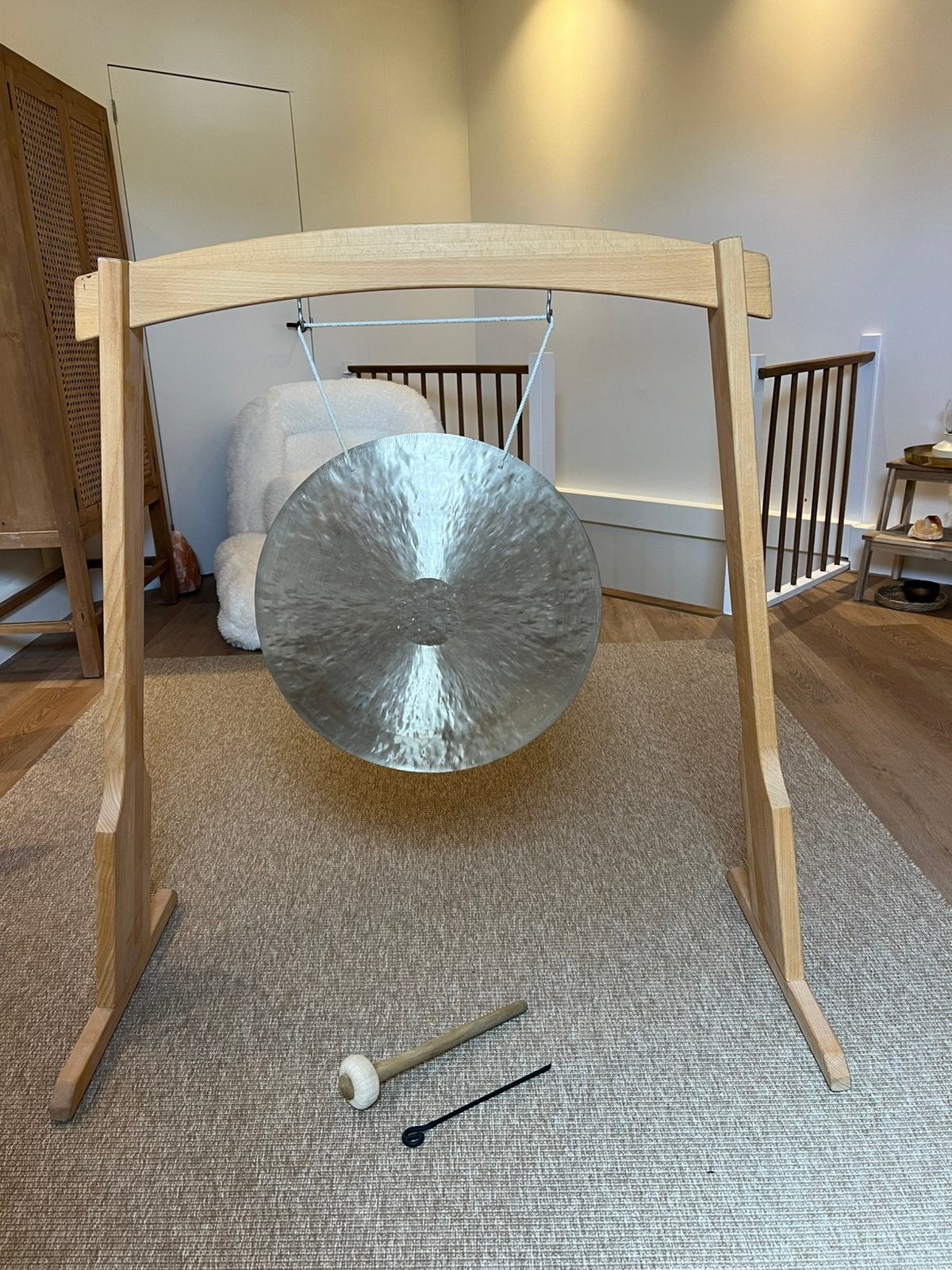Peter Hess standaard hout 115cm Feng Gong van Eastsound 50cm, Muziek en Instrumenten, Drumstellen en Slagwerk, Zo goed als nieuw