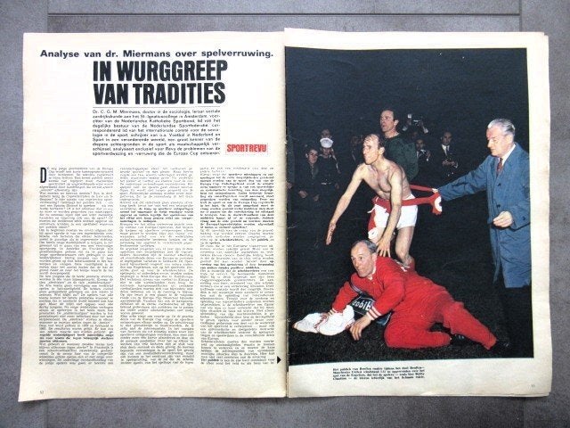 Artikel over spelverruwing in het voetbal uit jan 67, Ophalen of Verzenden, Gebruikt, Boek of Tijdschrift