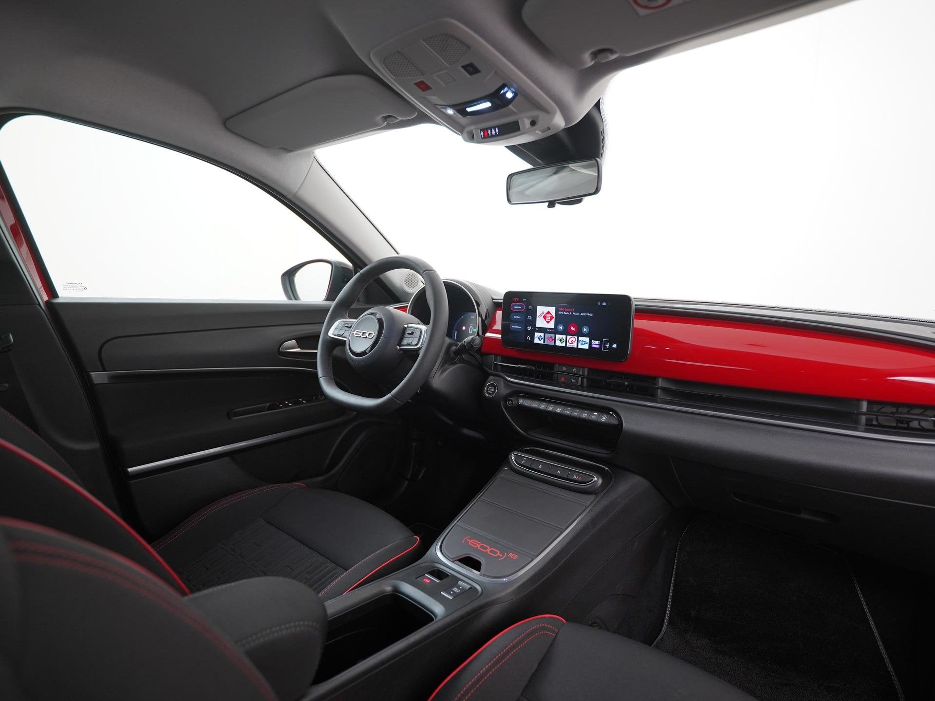 Fiat 600e RED 54 kWh | SOH 96% | Apple Carplay | Parkeersens, Auto's, 12 maanden, Stof, Gebruikt, 156 pk
