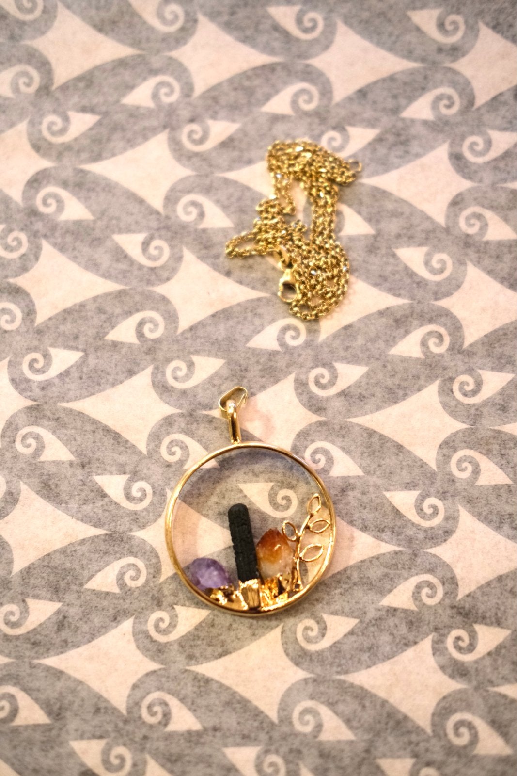 Vergulde ketting met rond ornament en edelstenen, Overige materialen, Nieuw, Ophalen of Verzenden, Met edelsteen