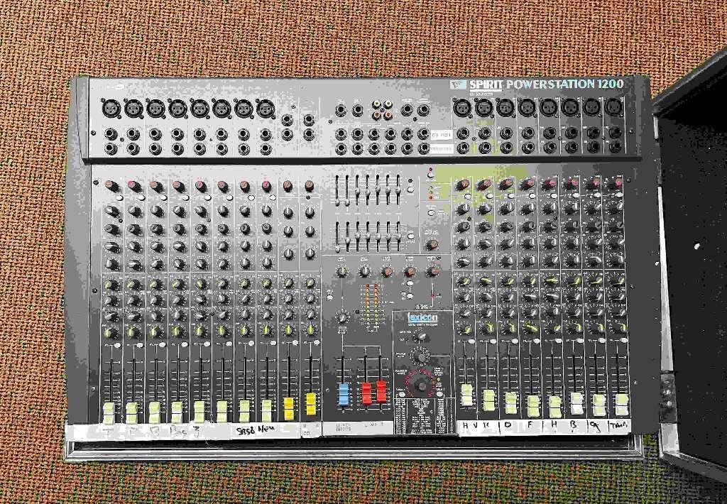 Soundcraft Spirit Powerstation 1200 + Flightcase, Muziek en Instrumenten, Mengpanelen, Ophalen, Gebruikt, 20 kanalen of meer