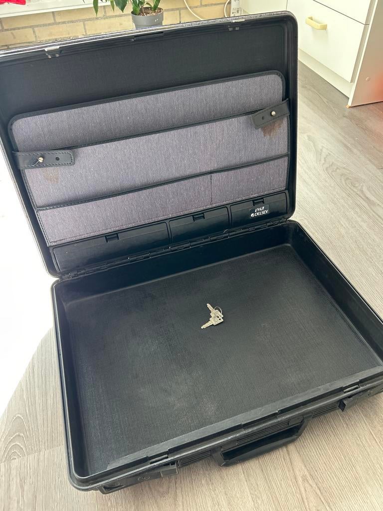 Delsey Attachékoffer Zwart met Sleutels, Ophalen of Verzenden, Zo goed als nieuw, Hard kunststof, Minder dan 50 cm