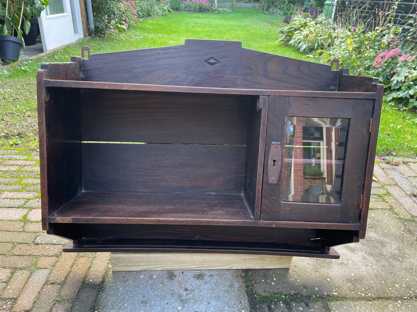 Antieke houten wandkast met glazen deur, Ophalen