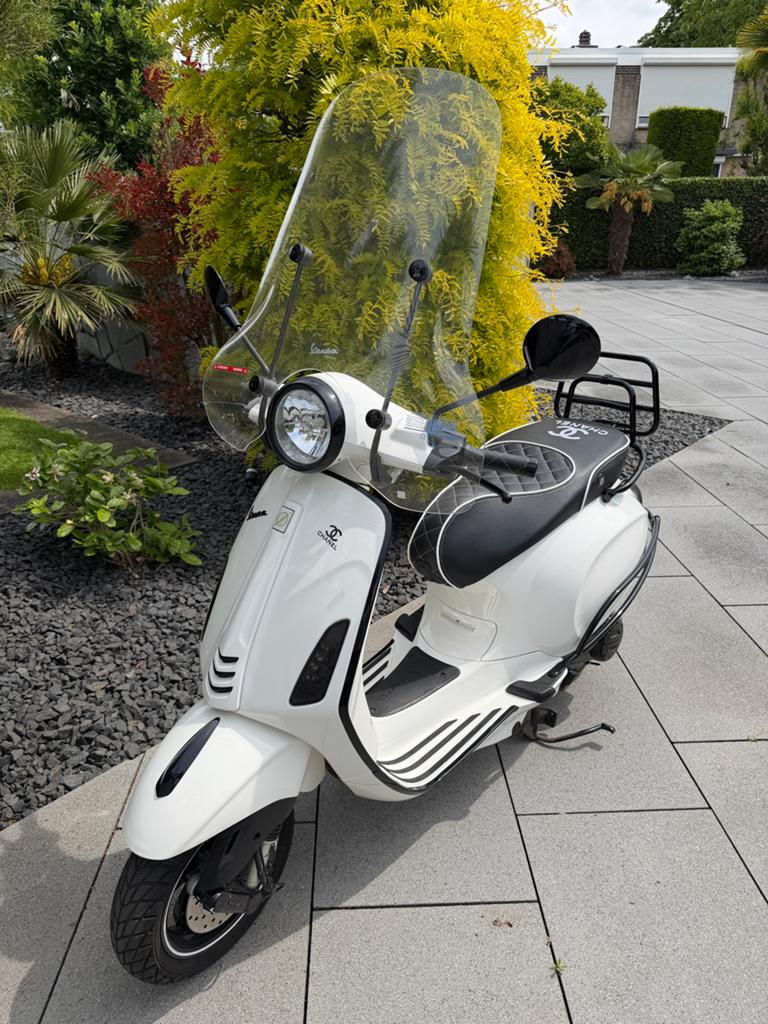 Zeer unieke vespa scooter Chanel, Fietsen en Brommers, Scooters | Vespa, Ophalen, Zo goed als nieuw, Benzine, Overige modellen