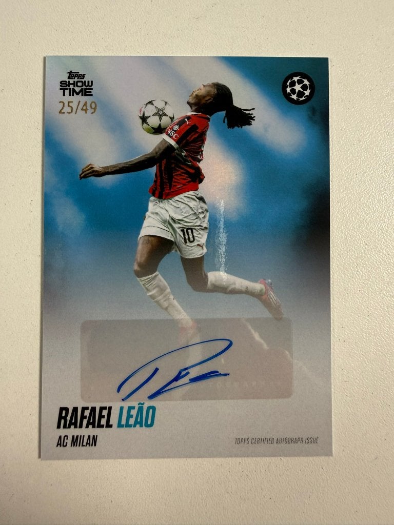 Rafael Leao /49 Auto Topps Show Time 2025, Ophalen of Verzenden, Nieuw, Buitenlandse clubs, Poster, Plaatje of Sticker