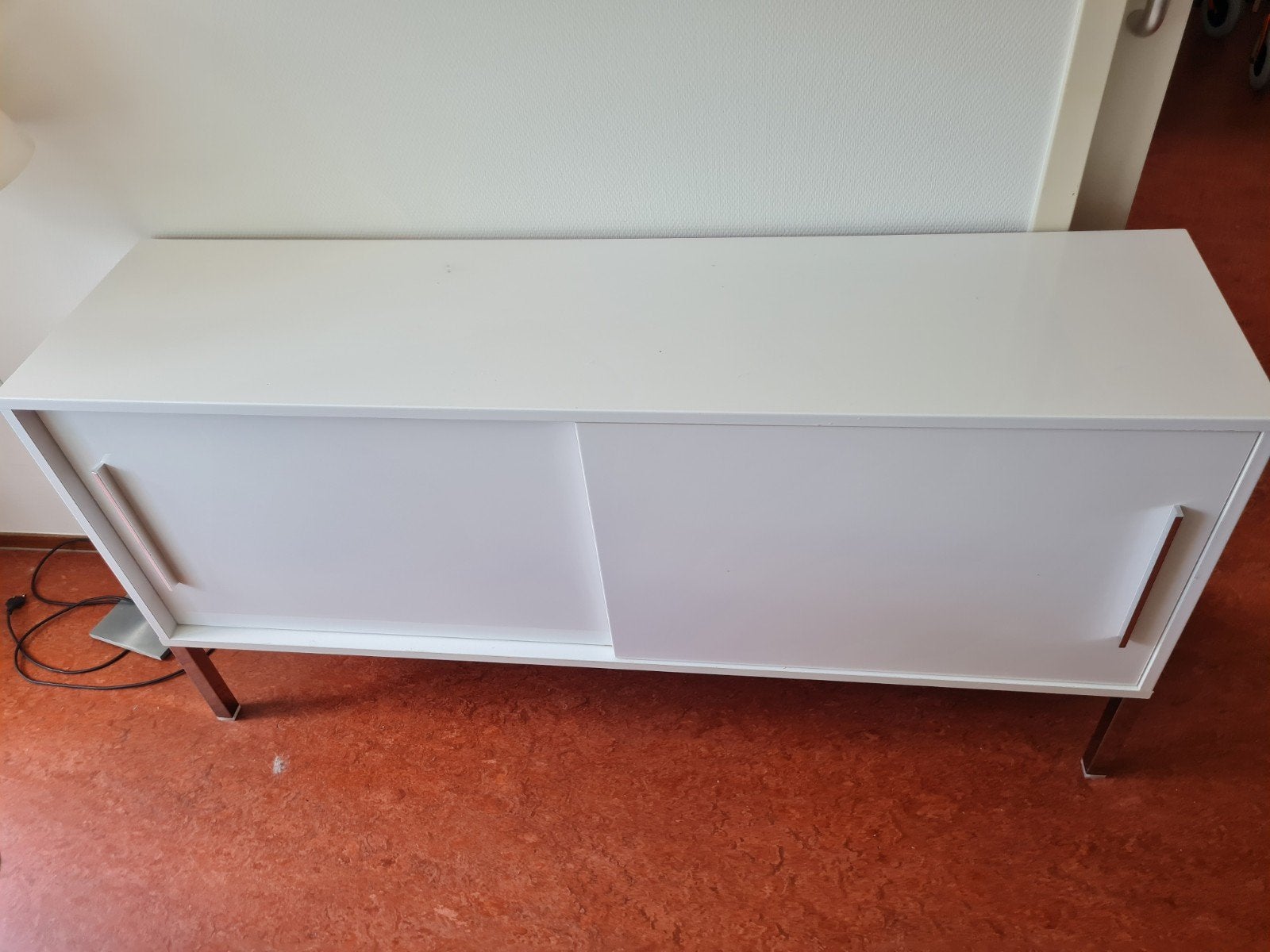 Wit dressoir met schuifdeuren en metalen poten, Overige houtsoorten, 100 tot 150 cm, Ophalen of Verzenden, Onbekend