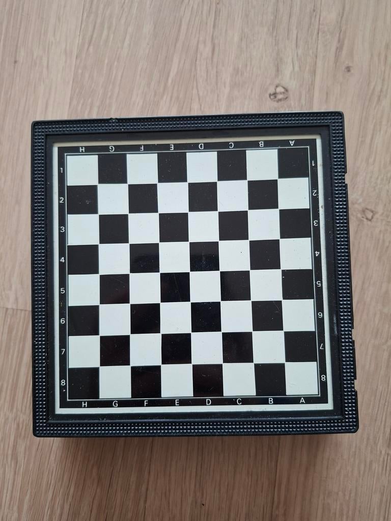 Reis schaakspel en andere spellen in handige box, Een of twee spelers, Ophalen of Verzenden, Gebruikt, Reisspel