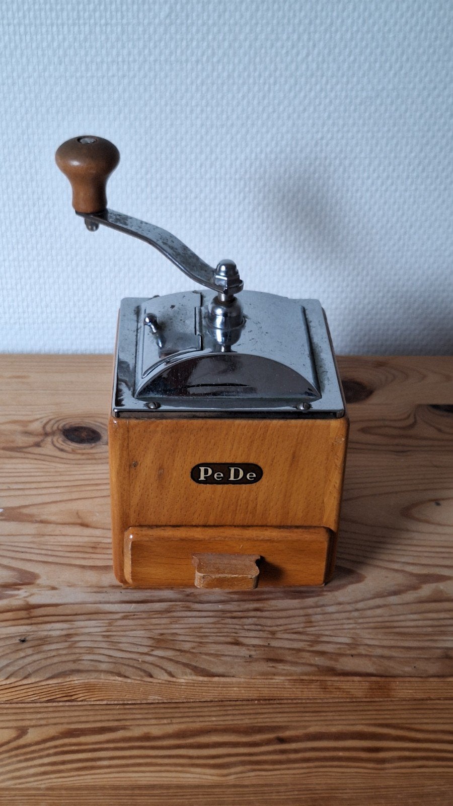 Vintage Pe De Koffiemolen - Houten Handkoffiemolen, Antiek en Kunst, Antiek | Keukenbenodigdheden, Ophalen of Verzenden