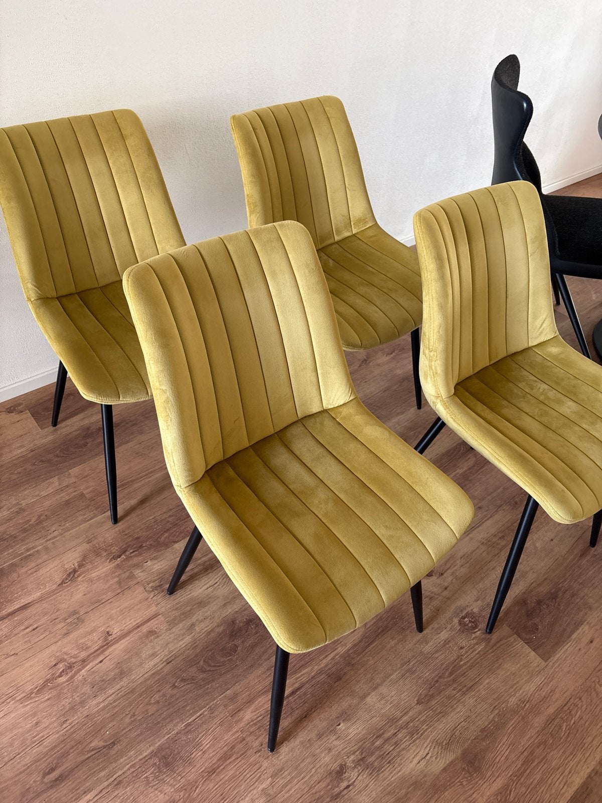 4 fluwelen eetkamerstoelen goud/mosterd geel, zgan, Ophalen, Overige kleuren, Zo goed als nieuw, Vier