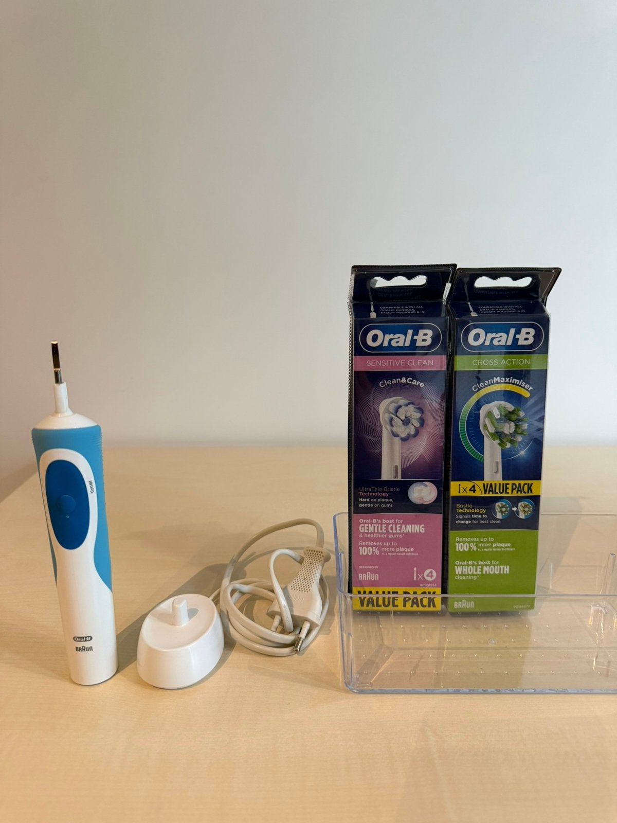 Oral-B elektrische tandenborstel + oplader en 7 opzetstukjes, Ophalen of Verzenden, Zo goed als nieuw, Tandenborstel