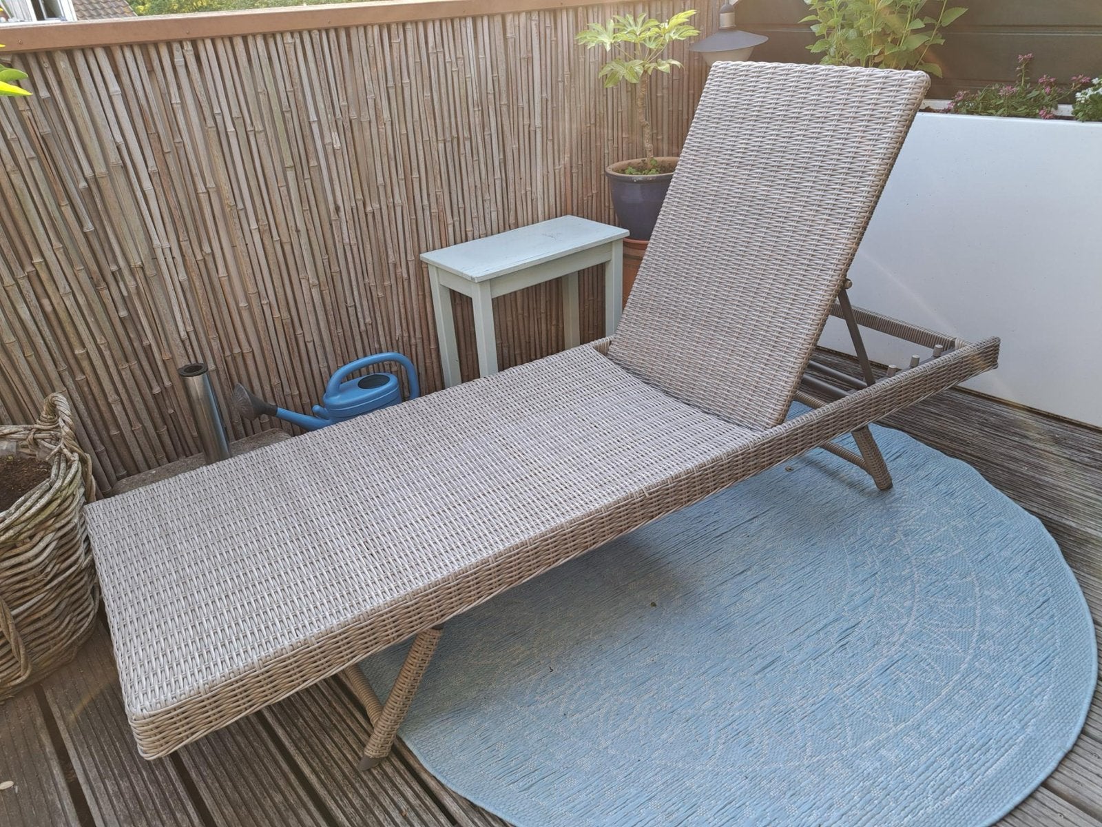 Mooie ligstoel met kussen - Zo goed als nieuw, Tuin en Terras, Ligbedden, Ophalen, Zo goed als nieuw, Rotan, Inklapbaar