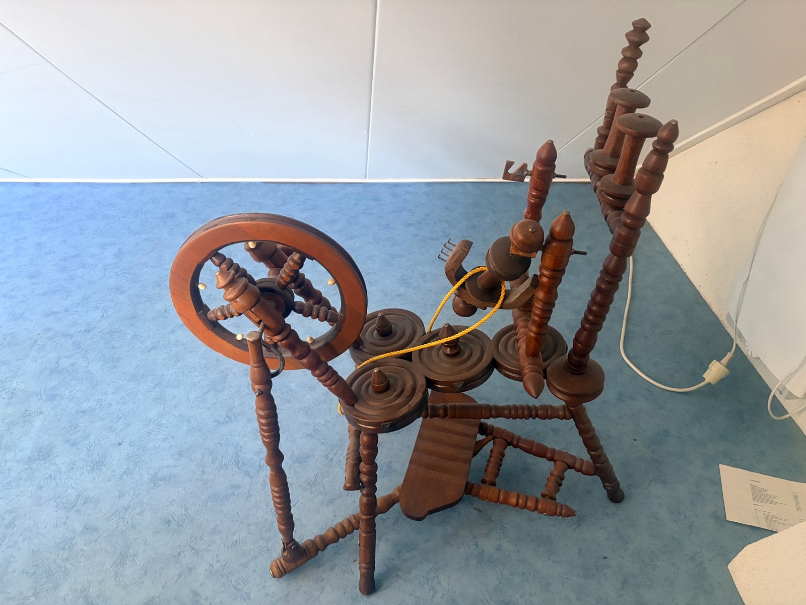 Antiek houten spinnewiel, decoratief en functioneel, Ophalen, Gebruikt, Spinnewiel
