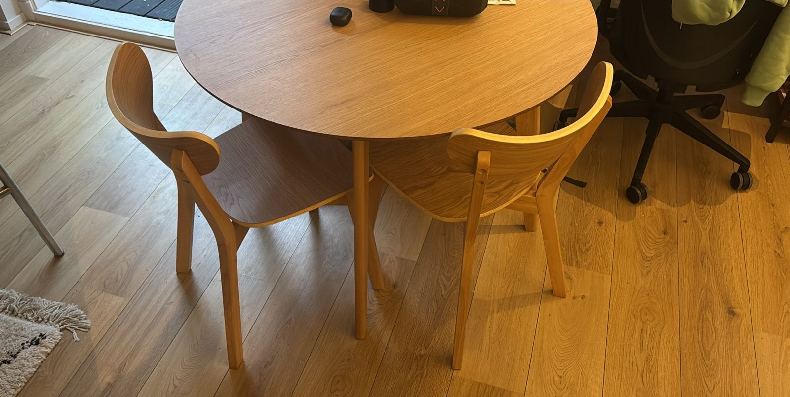 Elegante houten eettafel met twee stoelen