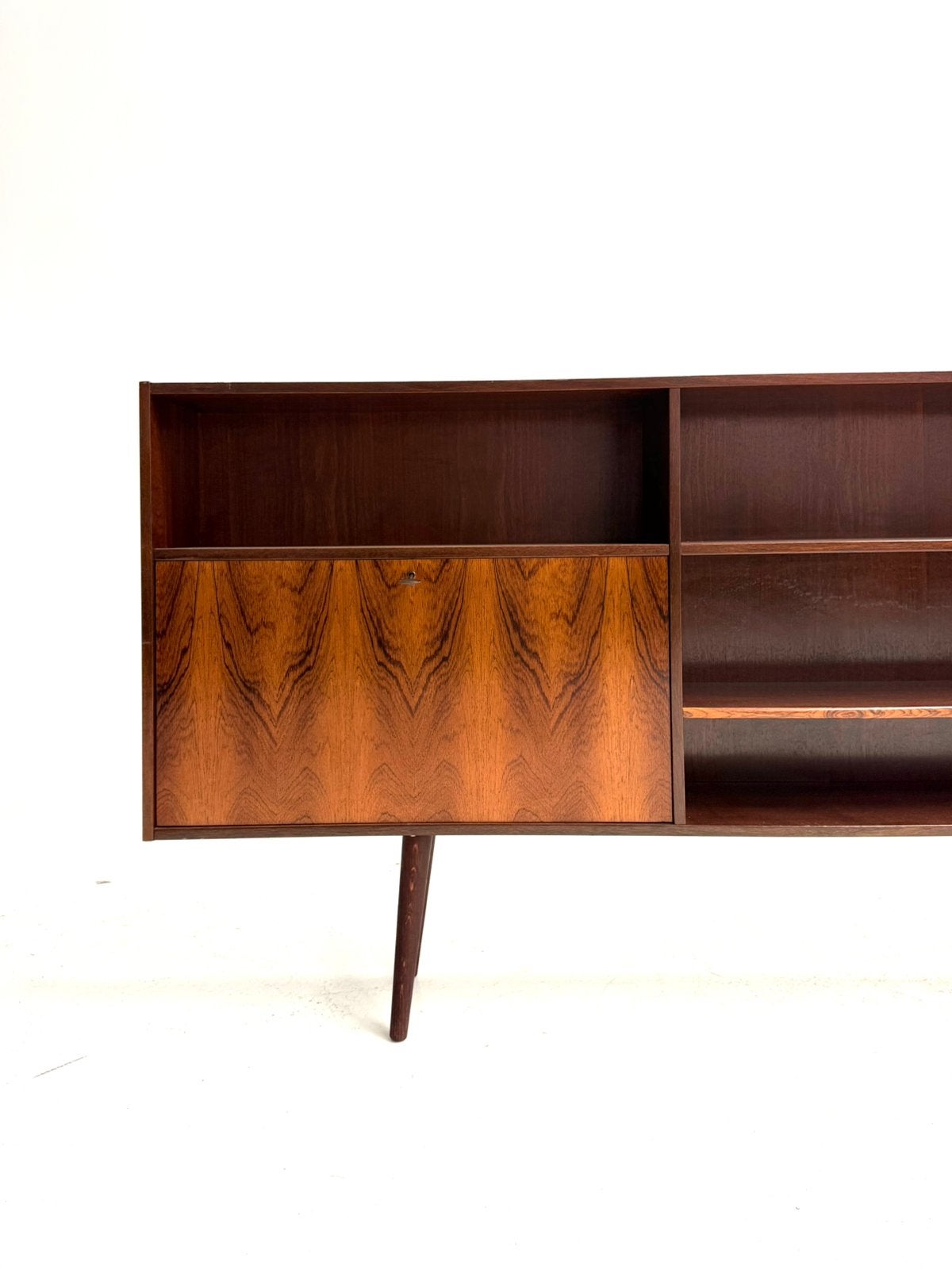 Vintage Deens Palissanderhouten boekenkast ‘60, Huis en Inrichting, Overige houtsoorten, Vintage retro buisframe design rotan webbing papercord deens