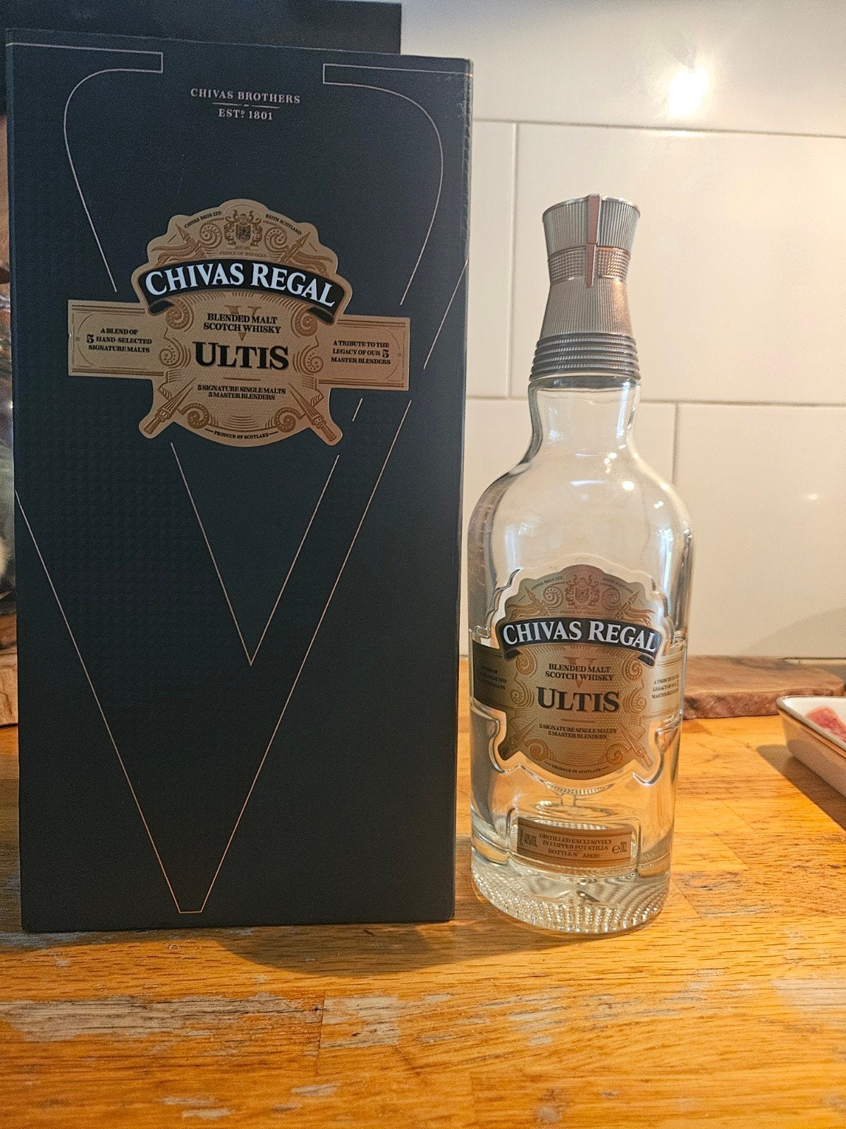 Lege whisky fles Chivas Regal Ultis met doos, Ophalen of Verzenden, Verpakking