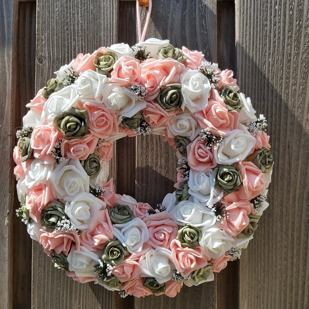 Handgemaakte bloemen krans in roze, witte en groenige rozen, Ophalen of Verzenden, Nieuw