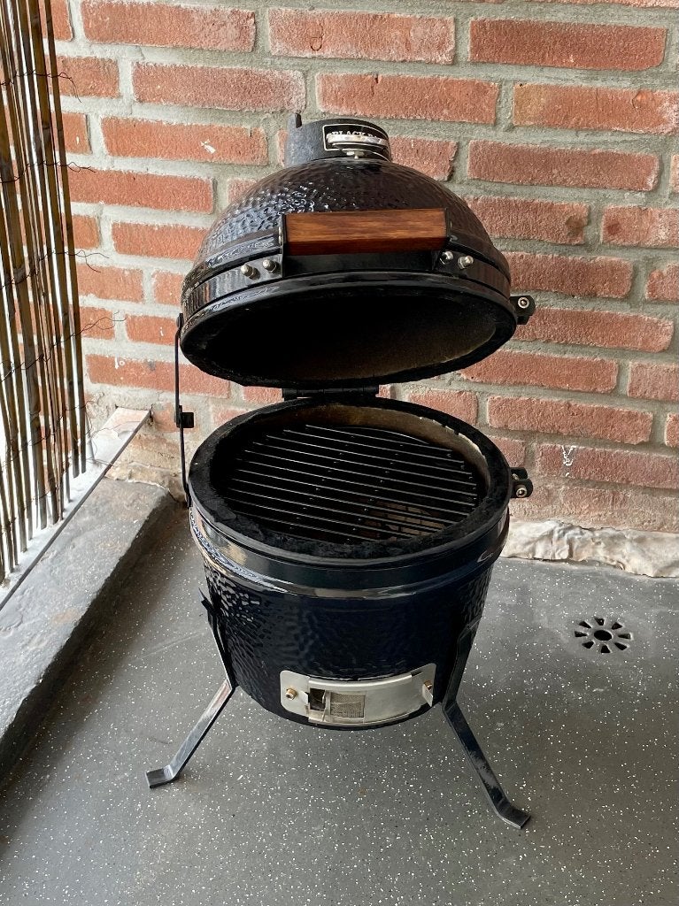 Black Bastard Compact Kamado BBQ + 8 kilo houtskool, Ophalen, Zo goed als nieuw, Black Bastard, Met accessoires