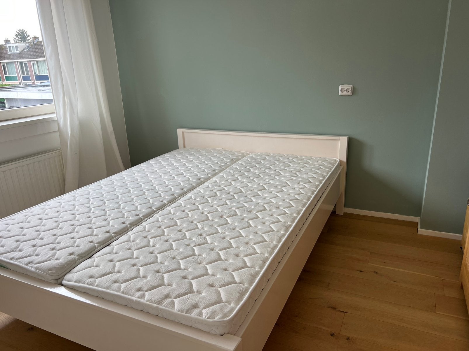 Stevig houten tweepersoonsbed 160 x 220 cm + matrassen, Huis en Inrichting, Slaapkamer | Bedden, Ophalen, Tweepersoons, Zo goed als nieuw