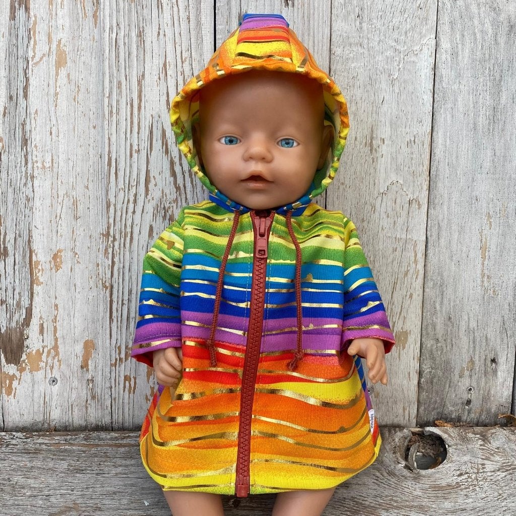 Poppenkleertjes regenboogjasje 43 cm | Verschillende kleuren, Info@lovelystitches.nl, Dubelspul 4, Surhuisterveen, Nieuw, Ophalen of Verzenden