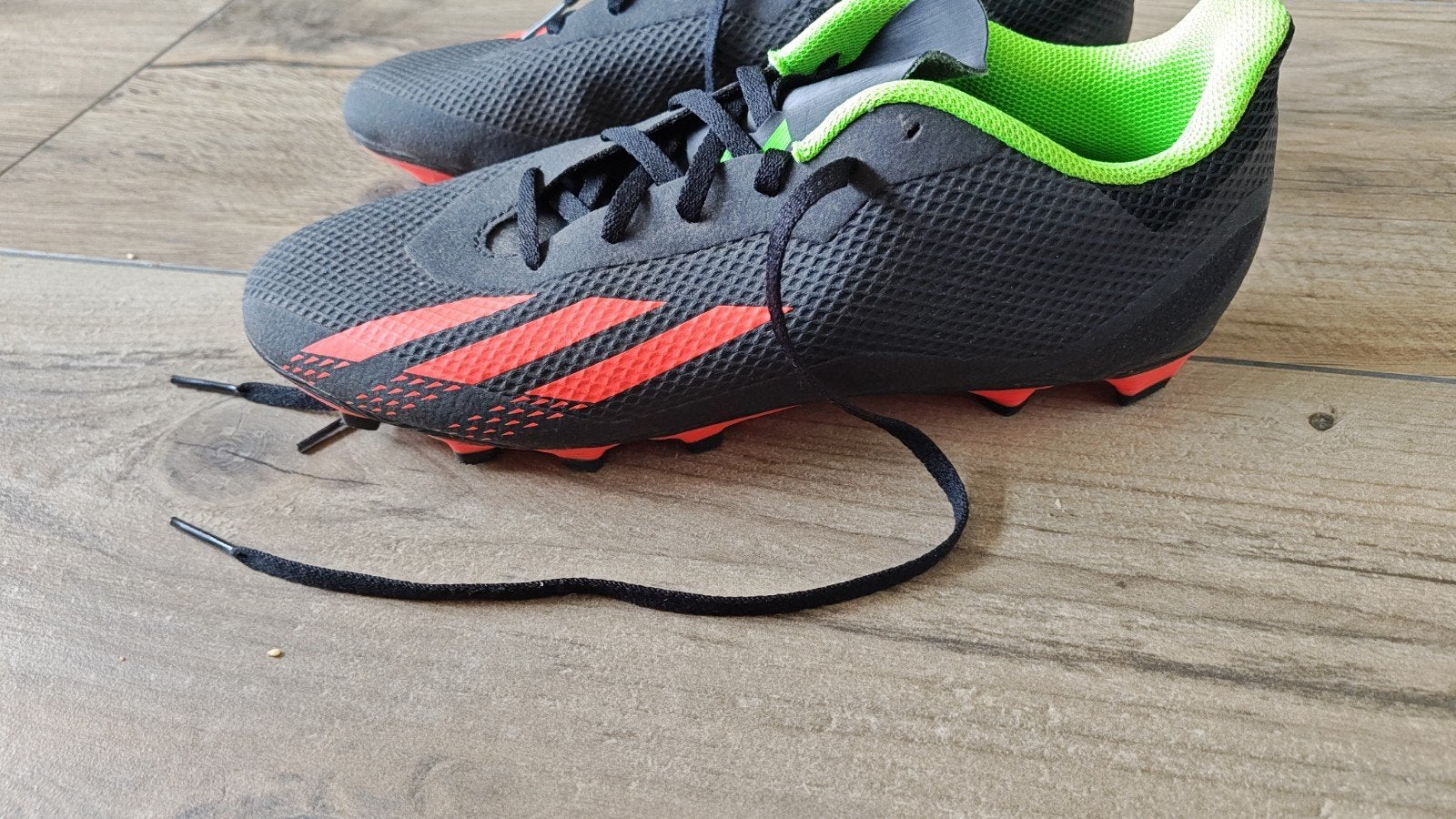 Adidas voetbalschoenen maat 44 - Zo goed als nieuw, Sport en Fitness, Voetbal, Maat XS of kleiner, Ophalen, Zo goed als nieuw