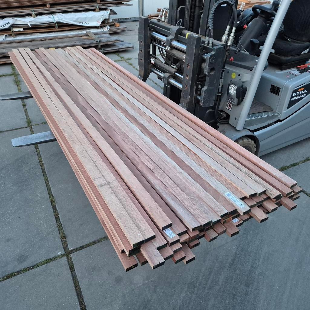 Partij B-keus Meranti latten/tengels/regels (70 stuks), Doe-het-zelf en Verbouw, Hout en Planken, Gebruikt, 25 tot 50 mm, Overige typen