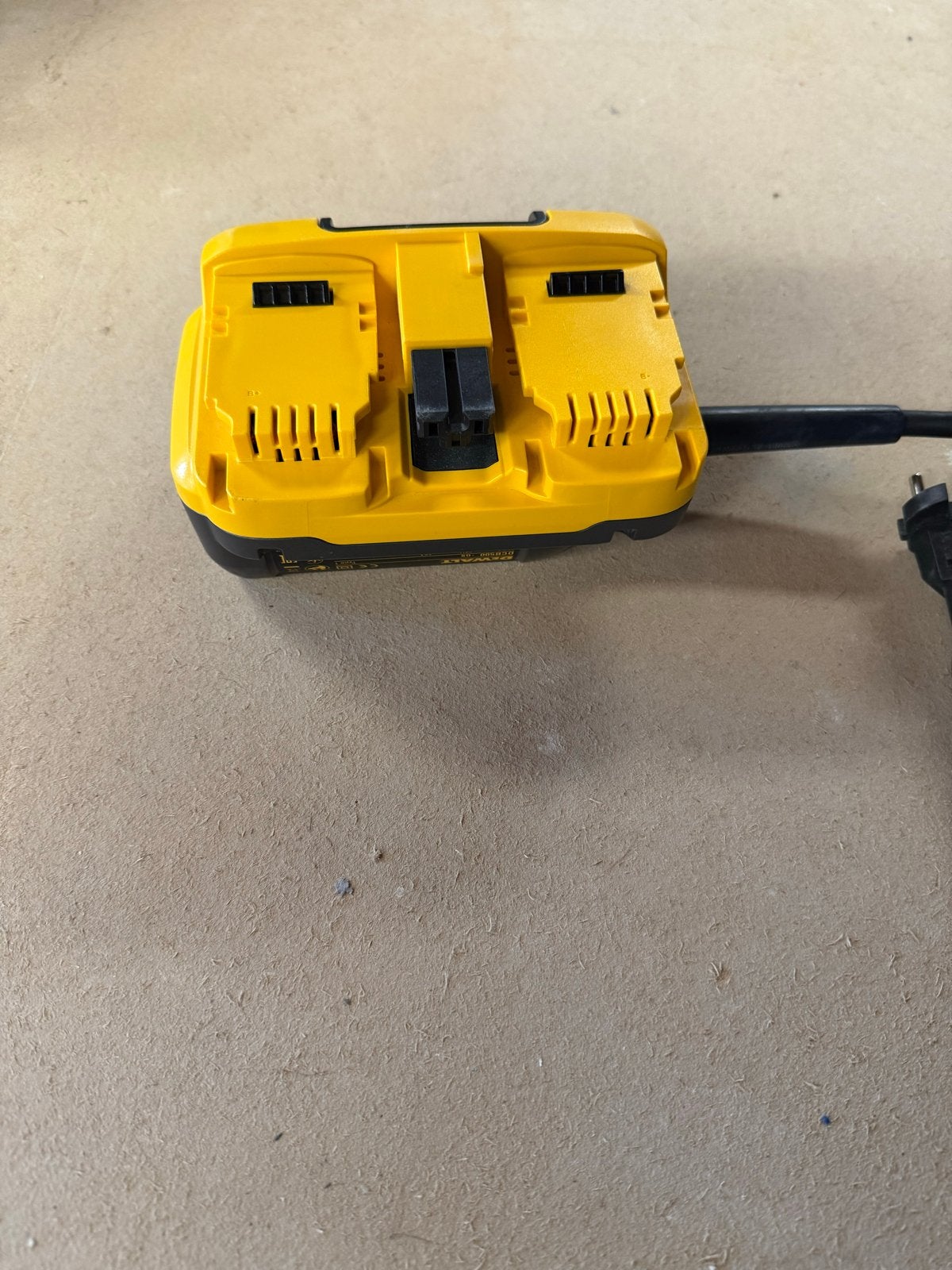 Dewalt DCB500 QS Adapter voor Afkortzaag 230V