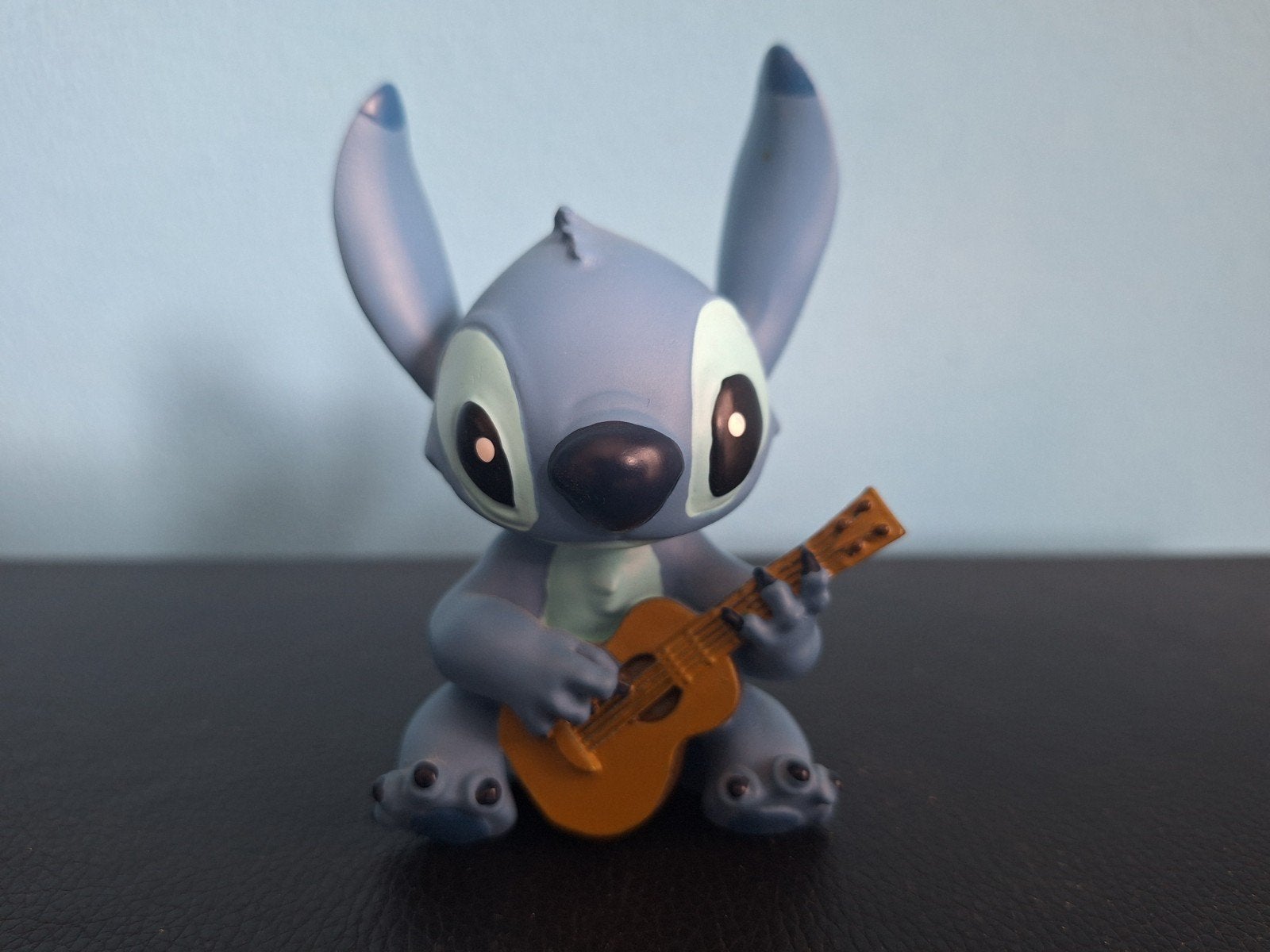 showcase stitch met gitaar, Ophalen of Verzenden, Overige figuren, Zo goed als nieuw, Beeldje of Figuurtje