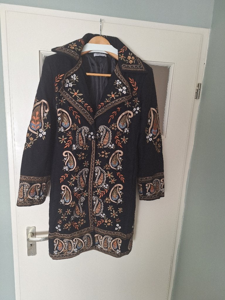 Mooie lange jas otracosa, Maat 38/40 (M), Zwart, Ophalen of Verzenden, Zo goed als nieuw