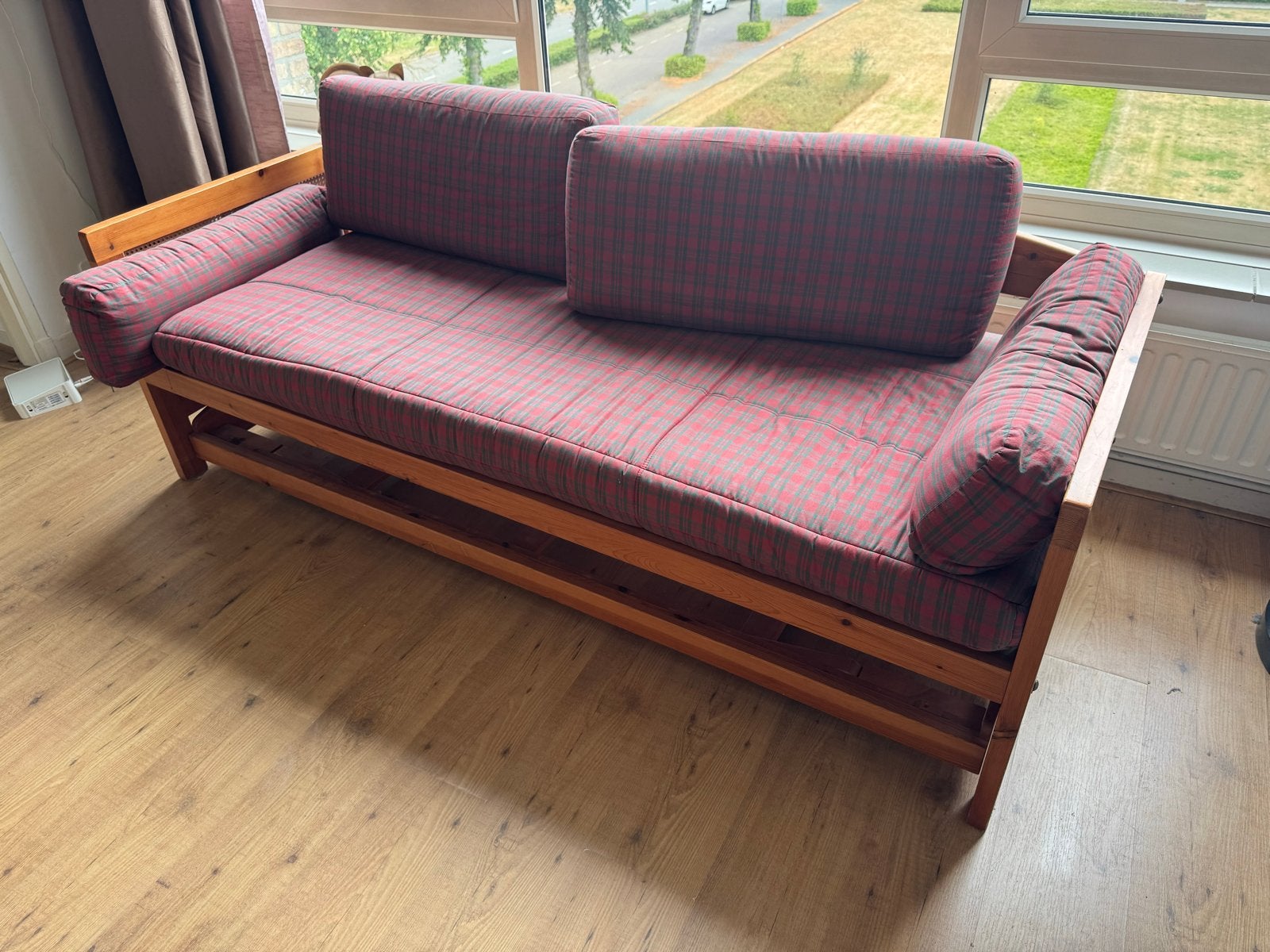 Houten slaapbank met geruite kussens, Ophalen, Gebruikt, Tweepersoons, 75 tot 100 cm
