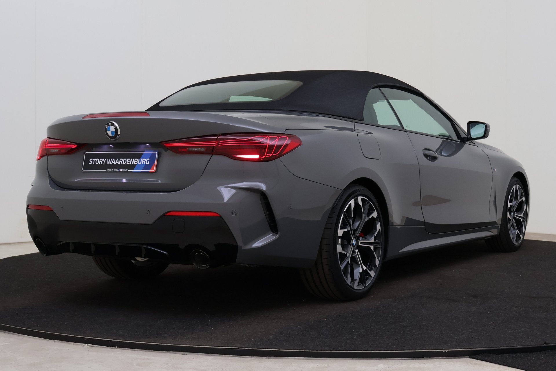 BMW 4 Serie Cabrio 420i M Sport Automaat / Trekhaak / Air Co, Auto's, Automaat, Zwart, Cabriolet, 4 stoelen