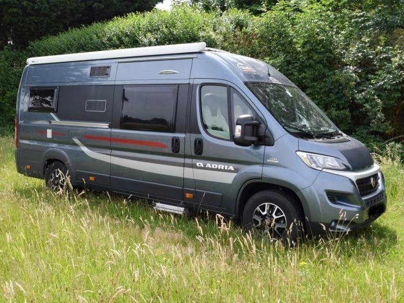 Camperbus Adria Twin 640 SLX (met lengtebedden), Caravans en Kamperen, Buscamper of Camperbus, Ringverwarming, Fiat, 6 tot 7 meter