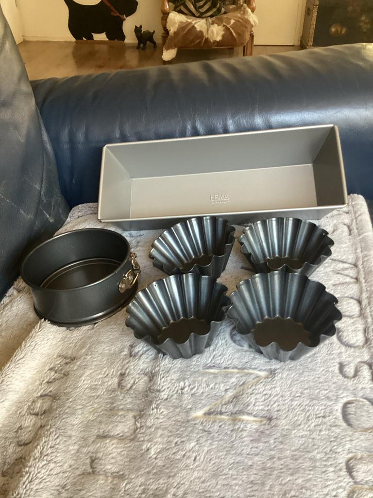 Set van 6 bakvormen: cakevorm, springvorm en 4 taartjes, Ophalen of Verzenden, Gebruikt