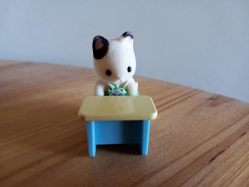 Sylvanian families baby kat/schoolbankje compleet, Ophalen of Verzenden, Zo goed als nieuw, Poppenhuis