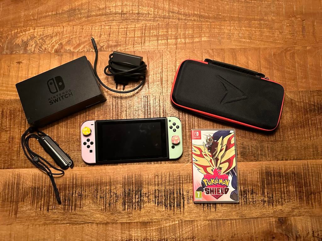 Nintendo Switch met Pokémon Shield, Spelcomputers en Games, Spelcomputers | Nintendo Switch, Gebruikt, Switch Original, Met 2 controllers