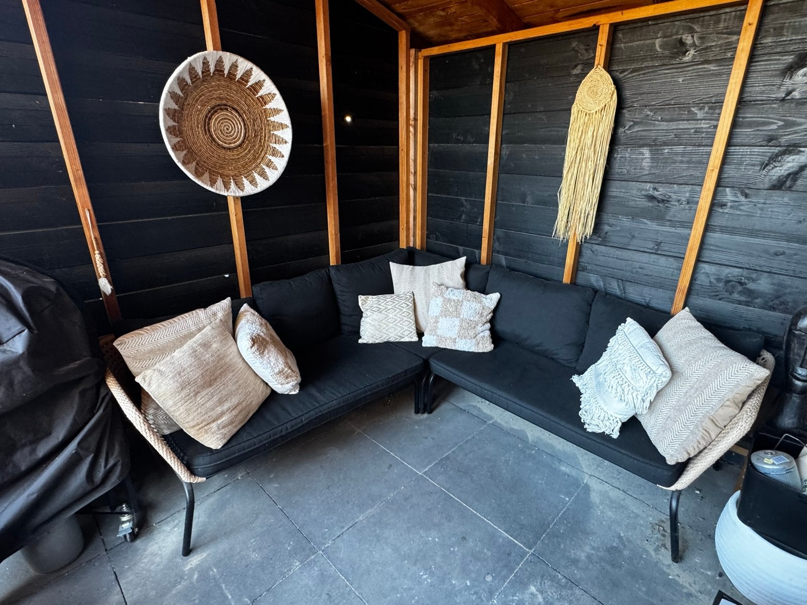 Comfortabele Hoekbank met Zwarte Kussens, 5 persoons, Tuin en Terras, Ophalen, 5 zitplaatsen, Zo goed als nieuw, Loungeset