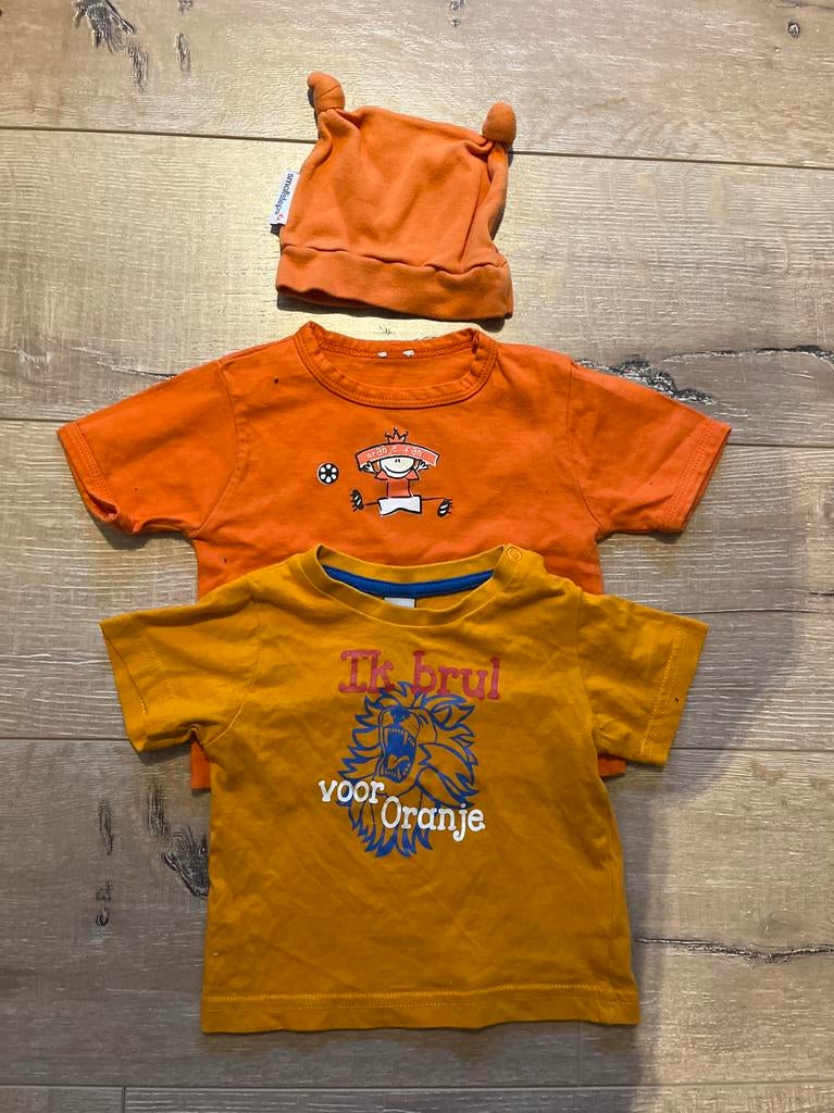 Koningsdag setje: 2 shirtjes en mutsje maat 74/80, Kinderen en Baby's, Babykleding | Maat 74, Ophalen of Verzenden, Gebruikt, Jongetje of Meisje
