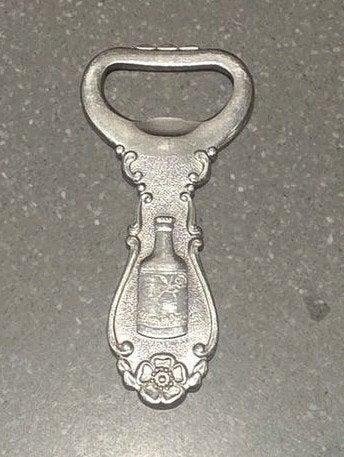 Vintage Sola flesopener met fles reliëf, Zilver, Ophalen of Verzenden, Metaal, Overige merken